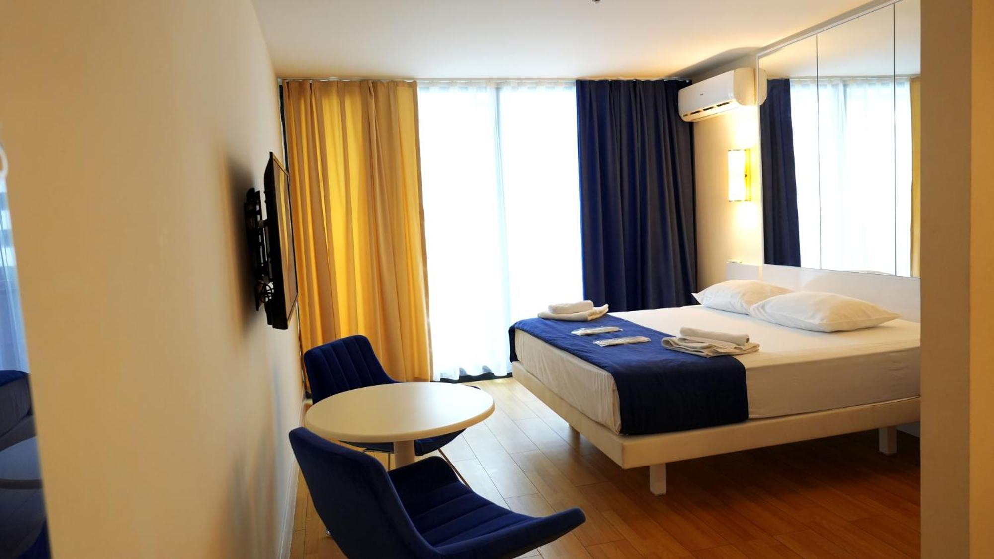 Lux Apart Hotel 555 Batumi Esterno foto