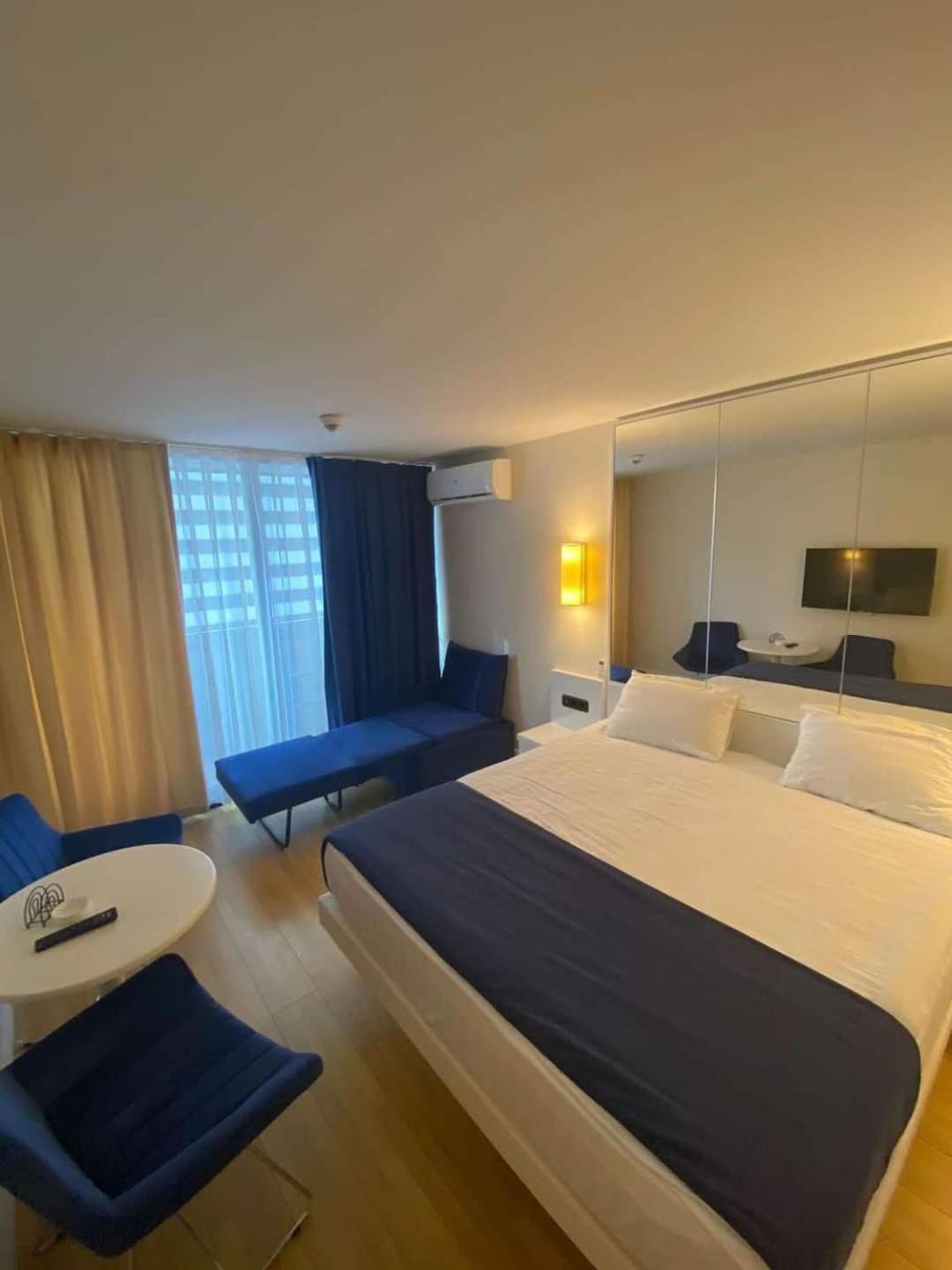 Lux Apart Hotel 555 Batumi Esterno foto